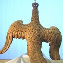 Preußischer Adler mit Krone, geschnitzt, Nussbaumholz